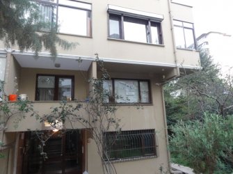 Otoyolcular Sitesinde Yeşillikler içinde bakımlı.